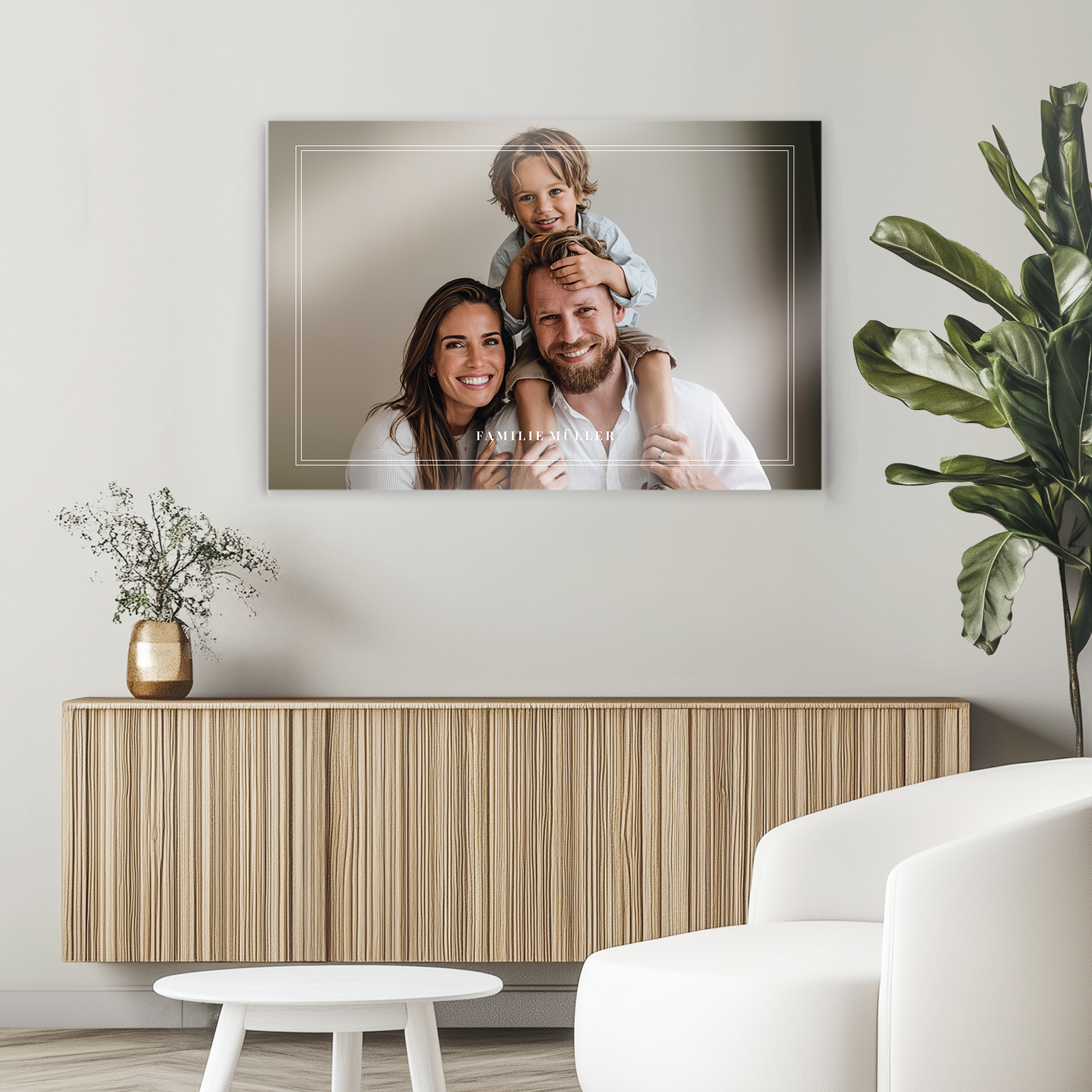 Familienfoto auf Acrylglas mit Rahmen und Text Familie Müller, gedruckt als persönliches Geschenk.