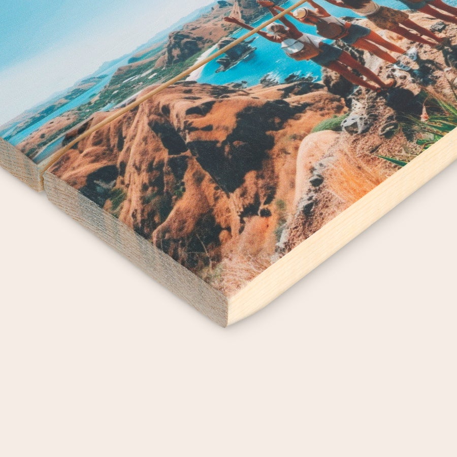 Foto op hout afdrukken Een gepersonaliseerde foto op hout van een landschap met bergen, water en mensen, met foto op hout als geschenk geprint.