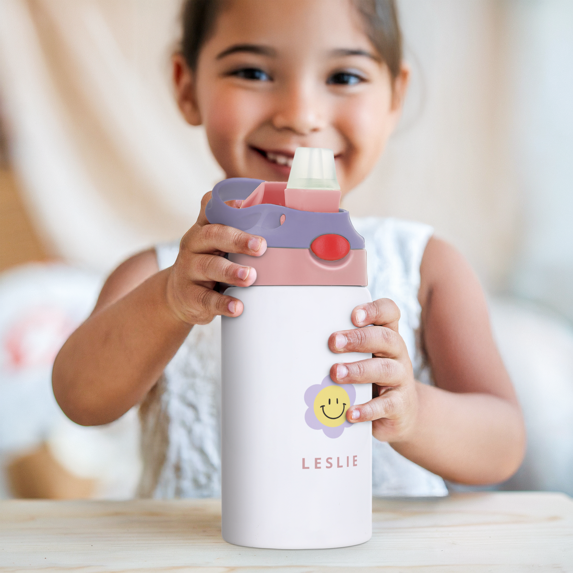Gourde blanche personnalisée pour enfant avec paille imprimée d'une fleur sourire et du nom Leslie