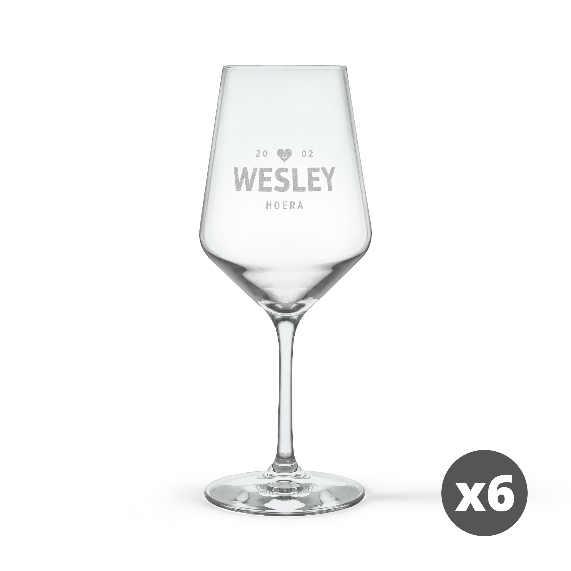 Gepersonaliseerd kristallen wijnglas met de naam Wesley, de datum 20-02 en de tekst HOERA, voor hun speciale wijnmomenten.