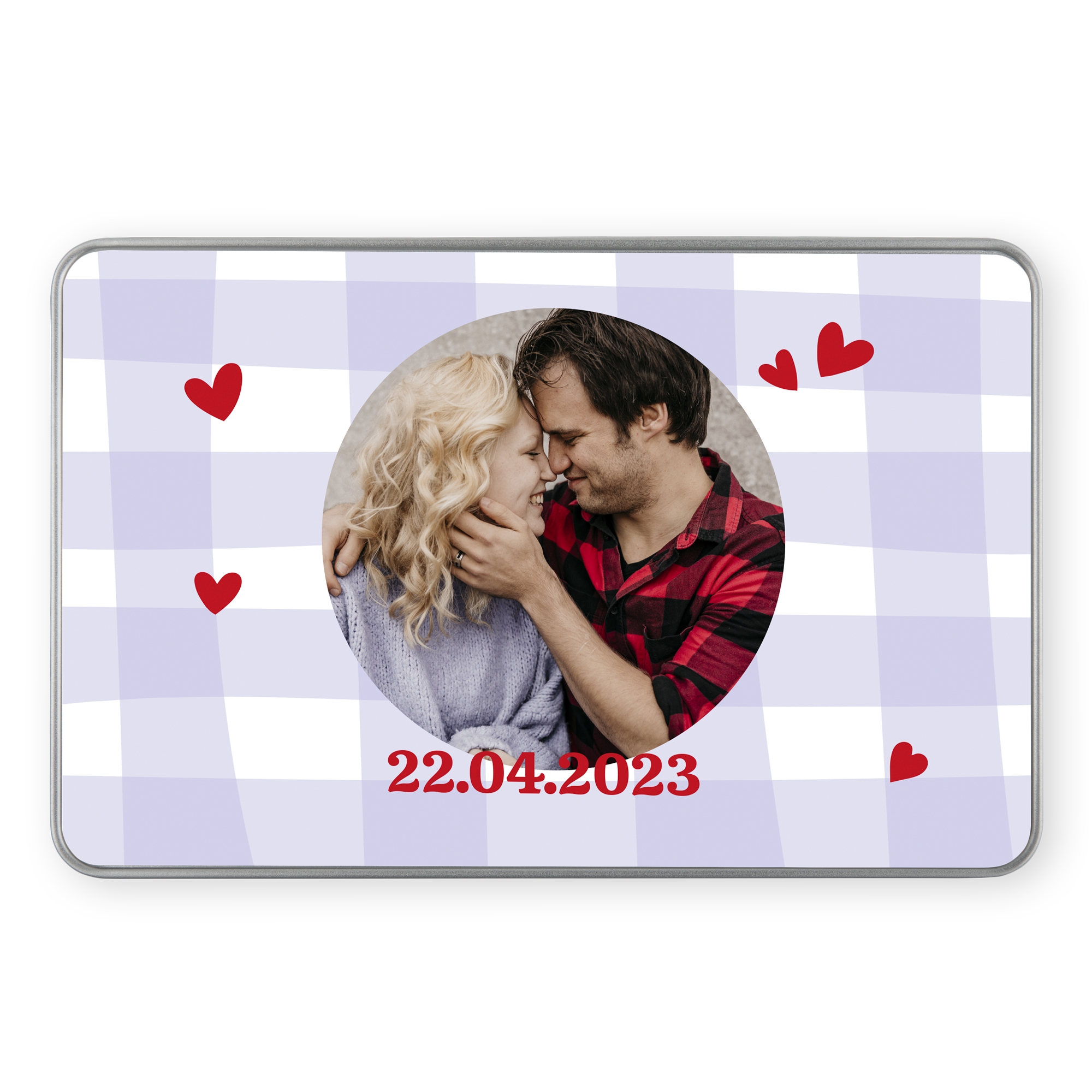 Scatola regalo personalizzata con cioccolato Côte d'Or Mini Bouchée, stampata con foto di coppia, data 22.04.2023 e cuori rossi su sfondo a quadri bianchi e lilla