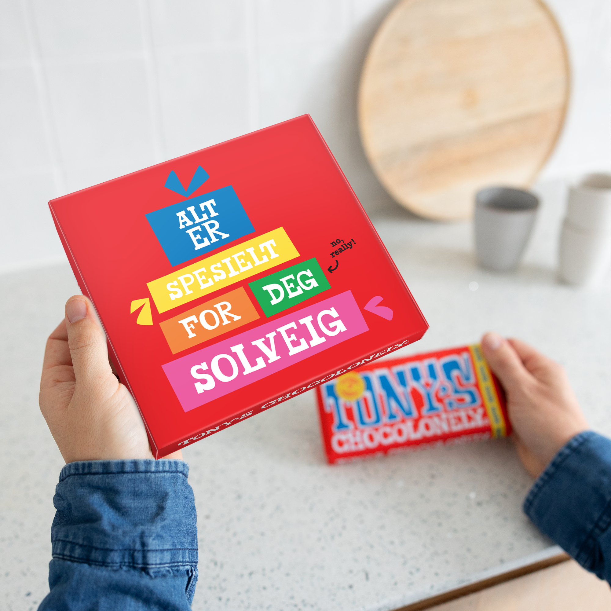 Personlig Tony's Chocolonely gaveeske med teksten "Alt er spesielt for deg Solveig", trykt på lokket.