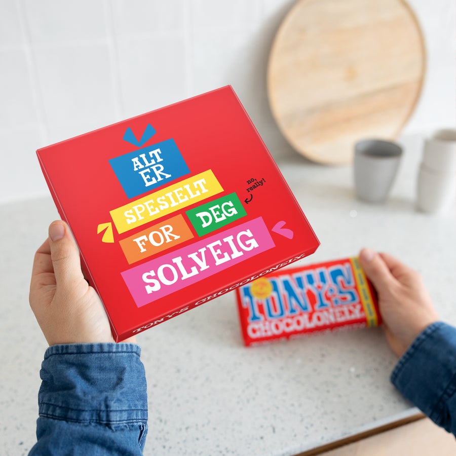 Tony's Chocolonely gaveæske Personlig Tony's Chocolonely gaveeske med teksten "Alt er spesielt for deg Solveig", trykt på lokket.