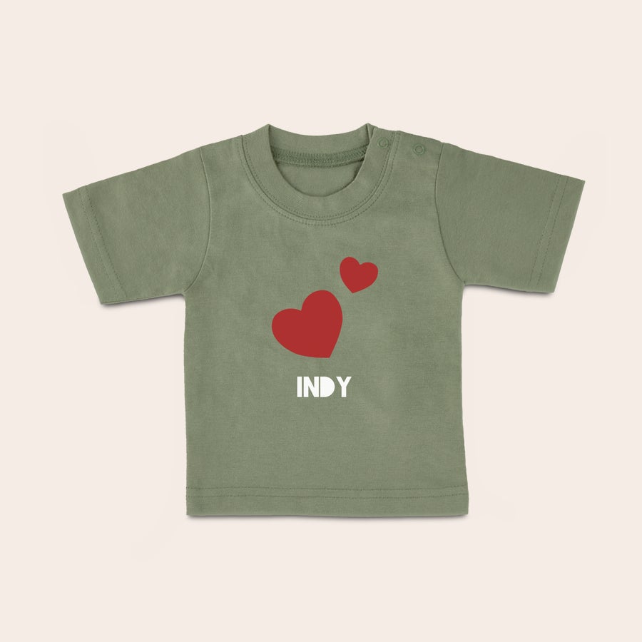 Baby shirt bedrukken Olijfgroen baby shirt met naam Indy en rode hartjes bedrukt