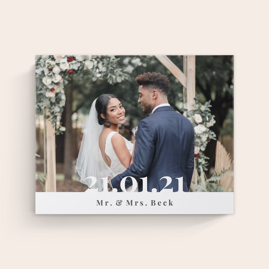 Foto auf Leinwand Hochwertige Leinwand mit Hochzeitsfoto, der personalisiert ist mit dem Datum 21.01.21 und dem Text Mr. & Mrs. Beck