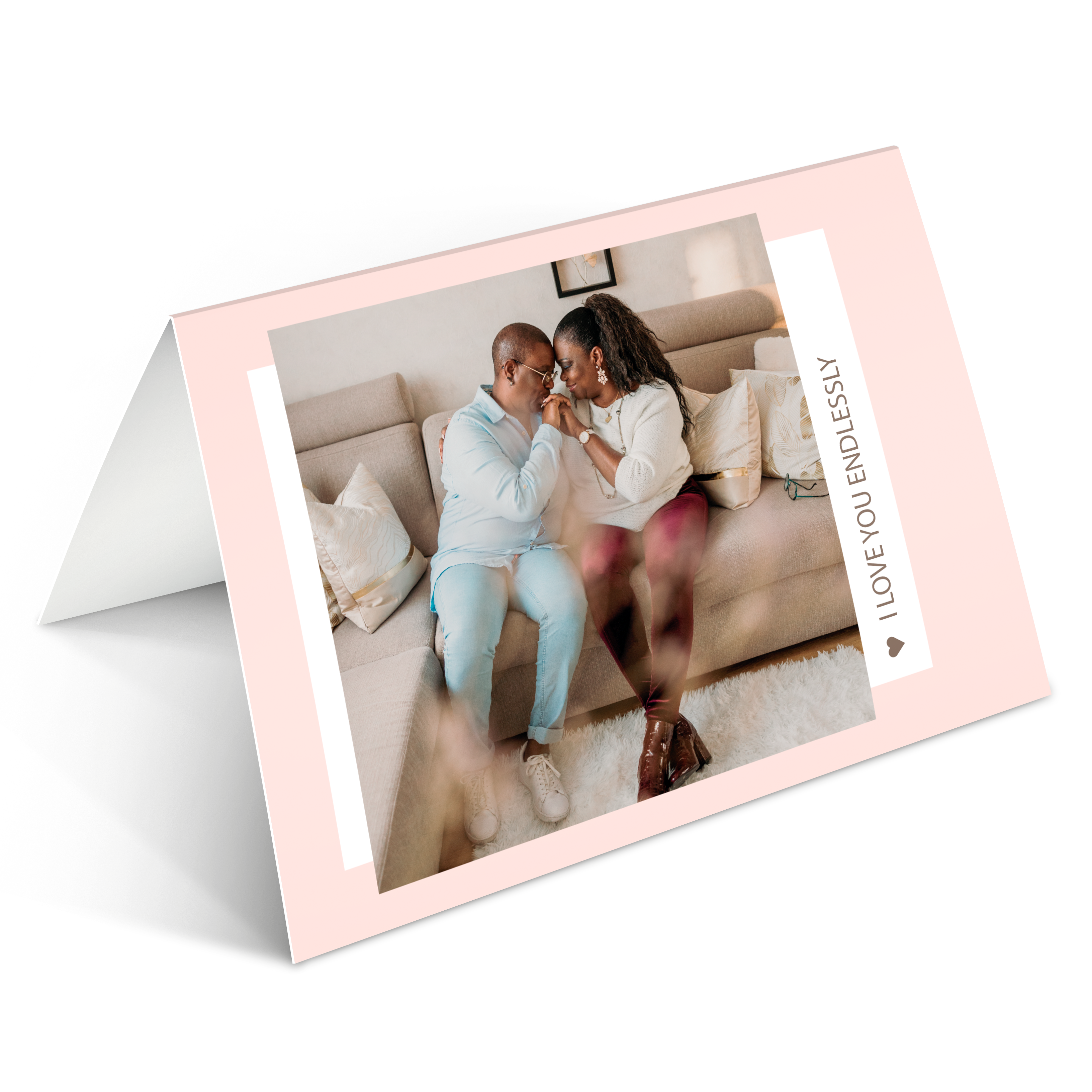 Personalizovaná fotografická karta s vytlačenou fotkou páru na sedačke a textom I LOVE YOU ENDLESSLY, ideálna pre každú príležitosť.