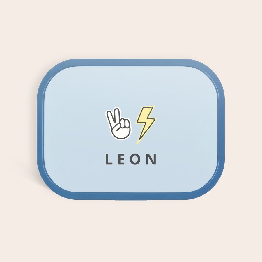 Mepal matboks - personlig Blå Mepal matboks med navnet LEON, et fredstegn og et lyn trykt på lokket for å gjøre lunsjen spesiell.