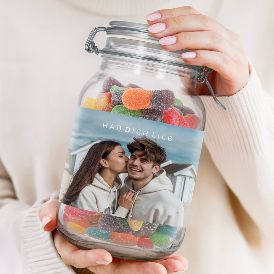 Personalisierte Bonbonglas Personalisiertes Bonbonglas mit sauren Stäbchen und gedrucktem Foto eines küssenden Paares mit dem Text "HAB DICH LIEB".