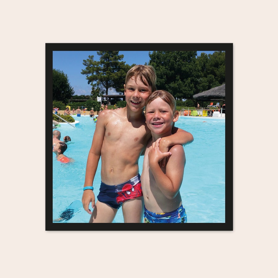 Tirage photo rétro Deux jeunes garçons souriants dans une piscine sur un tirage photo rétro carré personnalisé