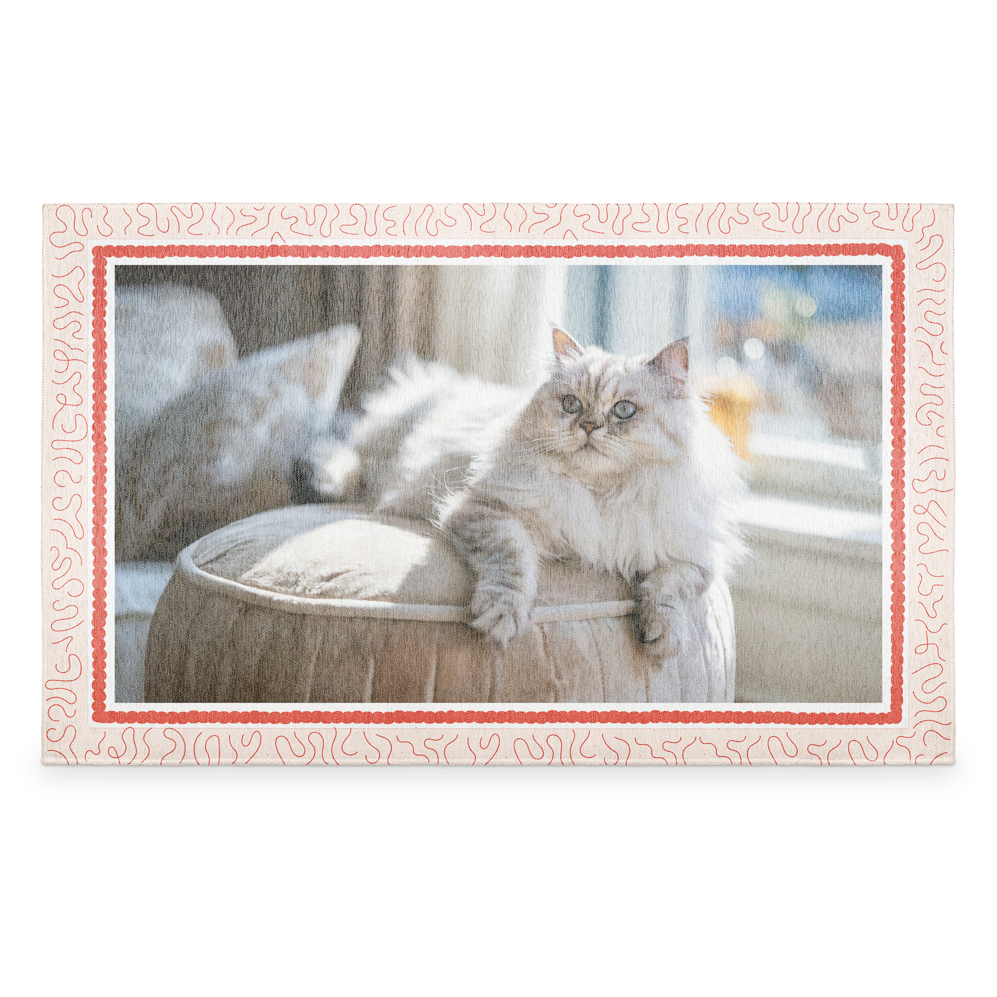Personlig matta med ett tryckt foto av en lurvig katt omgiven av en röd kant och vågigt mönster