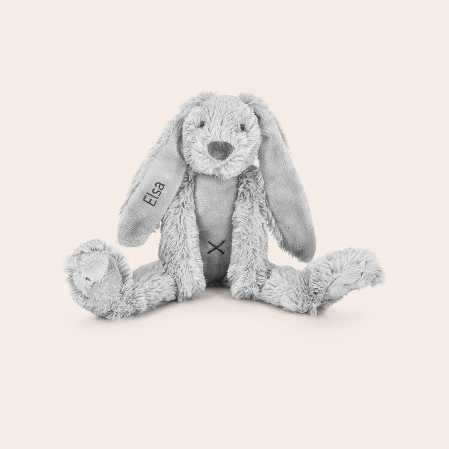 Personalisiertes Kuscheltier - Happy Horse Graues, flauschiges Kuscheltier Kaninchen mit dem Namen Elsa auf dem rechten Ohr bestickt, bereit zum Kuscheln