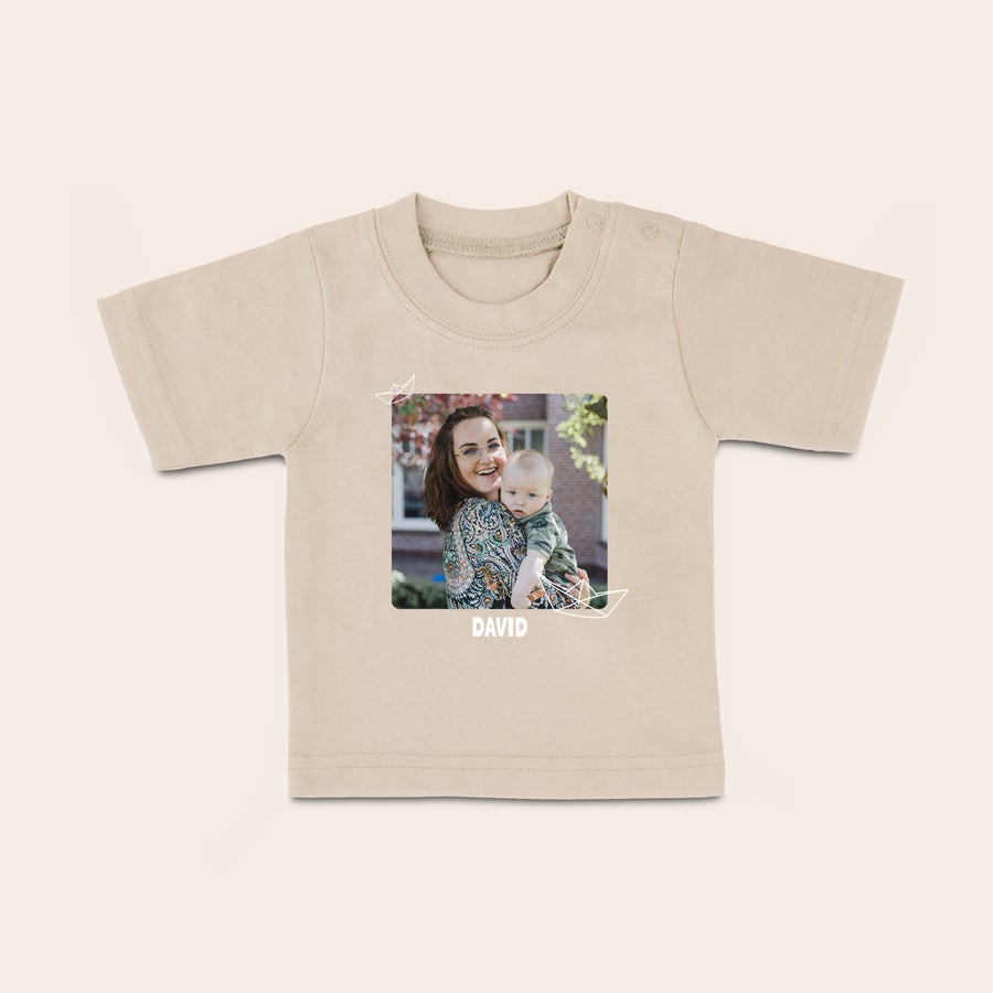 Baby T-shirt Baby T-shirt i beige med et trykt foto af mor og baby, og navnet David printet under billedet. Din baby vil blive noget så smart med en glad t-shirt med et navn eller billede på.