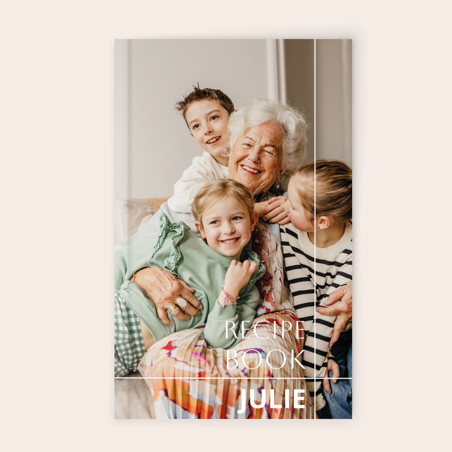 Trykt notesbog Hvid notesbog trykt med et familiebillede og teksten RECIPE BOOK JULIE. Tilpas en notesbog med de smukkeste billeder i et køligt design!