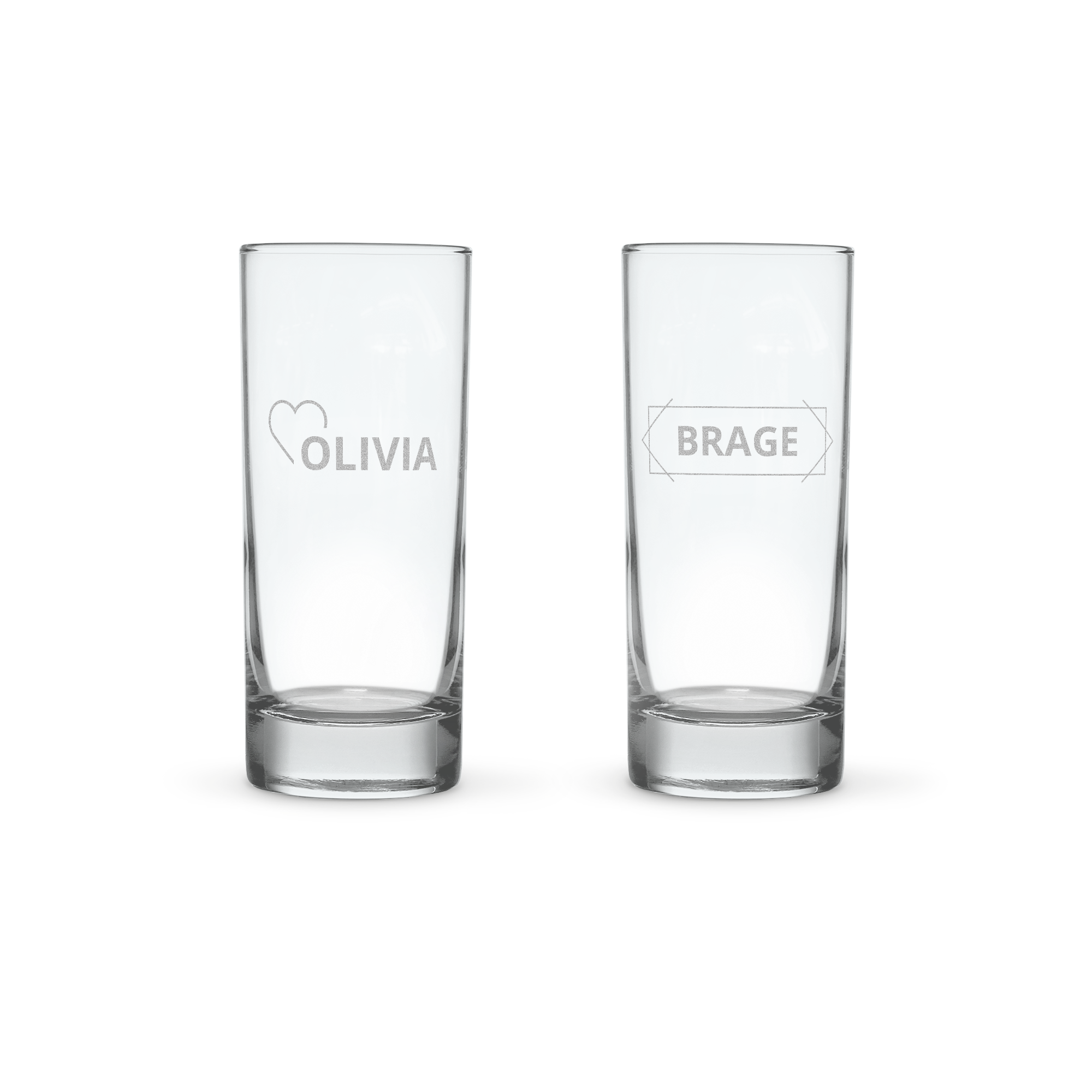 To graverte longdrinkglass, ett med teksten OLIVIA og et hjerte, det andre med navnet BRAGE.