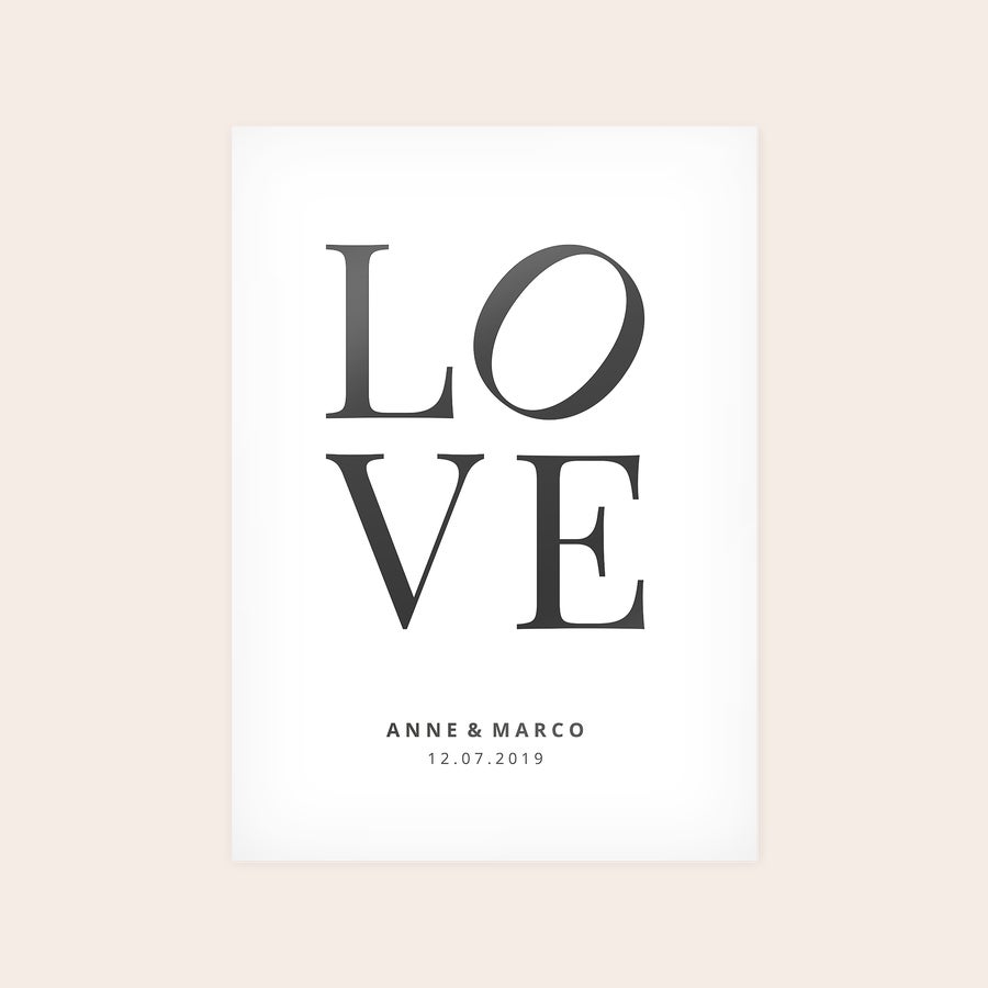 Fotoposter selbst gestalten Personalisiertes Fotoposter mit dem Wort LOVE gedruckt, dazu die Namen Anne & Marco und das Datum 12.07.2019. Genieße deine schönsten Momente auf einzigartige Weise, dein Foto als Poster.