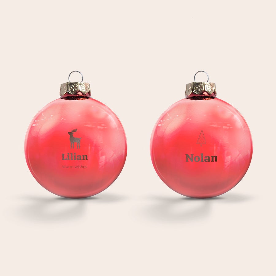 Quinquilharia de vidro com nome Enfeites de Natal de vidro vermelho gravados com os nomes Lilian e Nolan, um presente para a árvore de Natal.