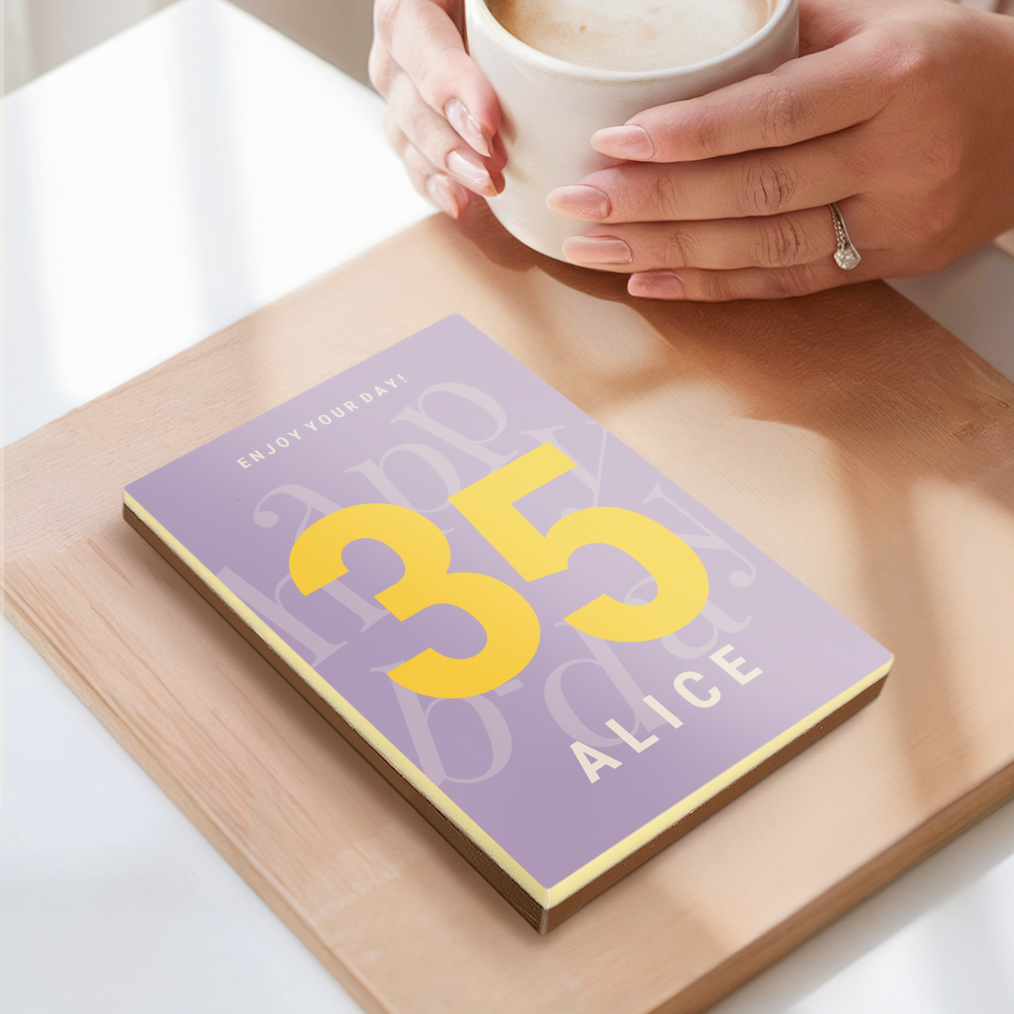 Henkilökohtainen suklaakirje, jossa violetilla pohjalla on painettuna numero 35 ja nimi Alice.