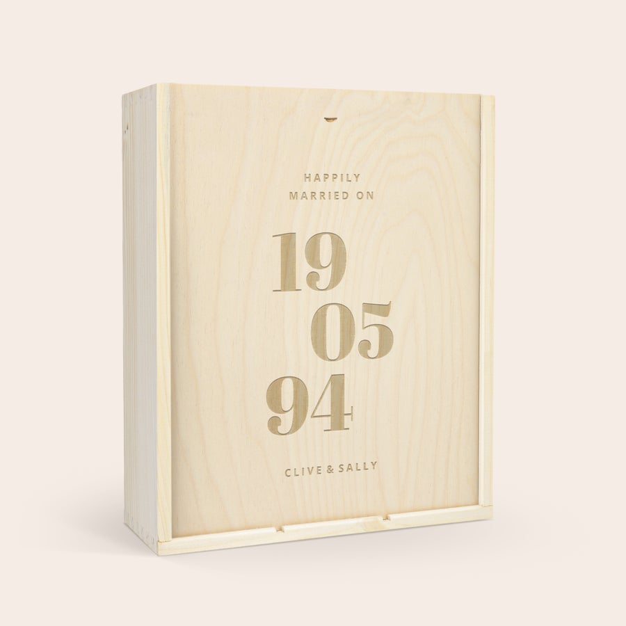 Caja para champán personalizada con copas de champán. Caja de madera grabada con fecha y nombres, incluye 2 copas de champán para personalizar.