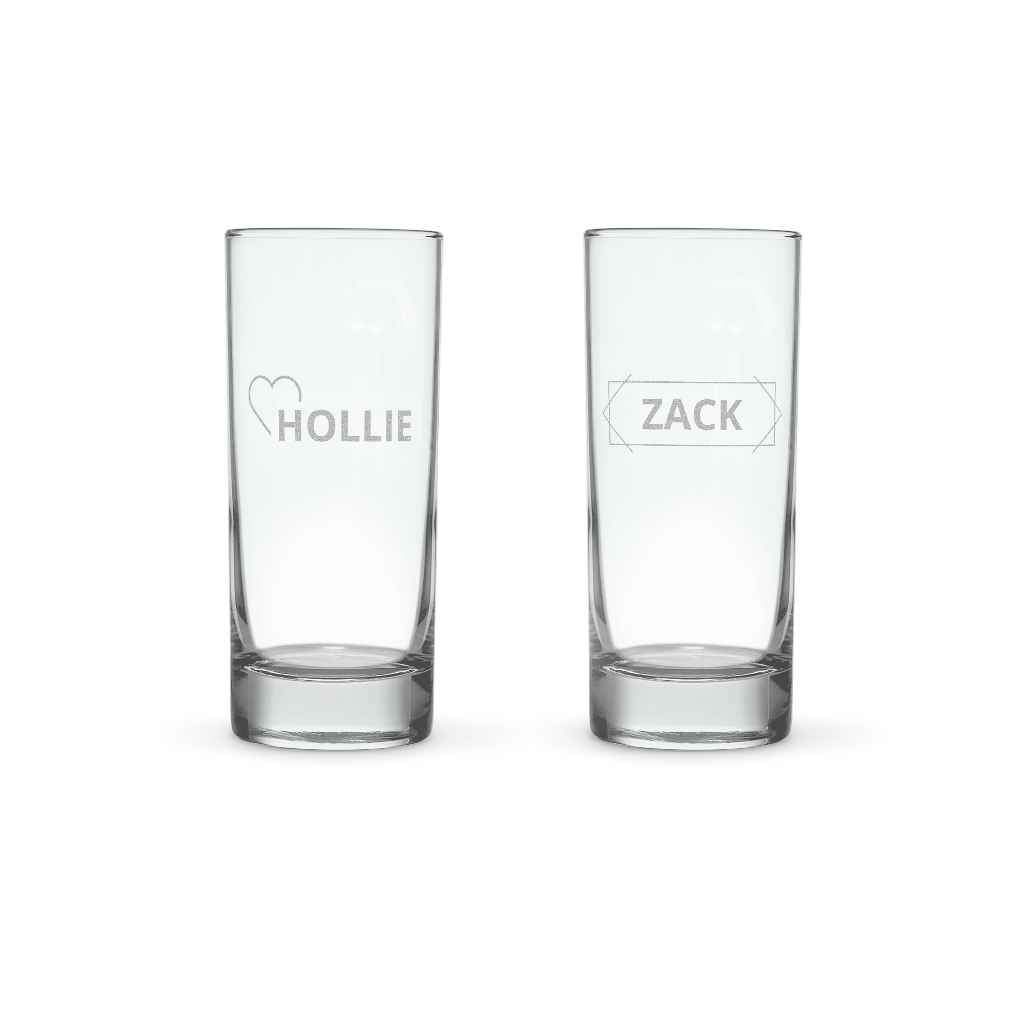 Dvě personalizované highball sklenice s rytým jménem a textem, jedna se srdcem a jménem Hollie, druhá se jménem Zack.