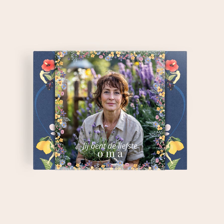 Pukka thee personaliseren Gepersonaliseerde theedoos met een foto van een glimlachende vrouw en de tekst "Jij bent de liefste oma", omrand met bloemen, voor een rustgevend theemoment, helemaal voor hen.