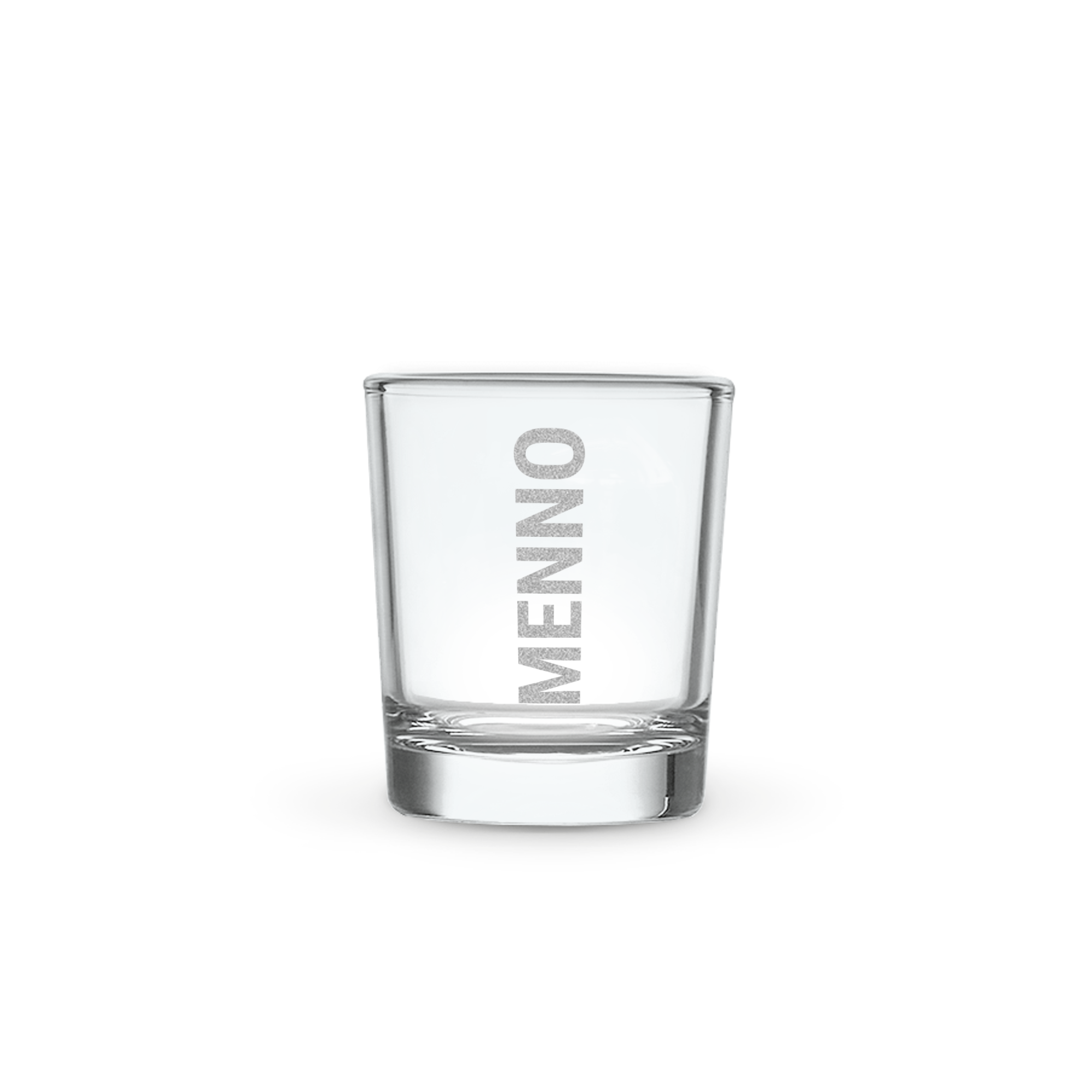 Gegraveerd shotglas met de naam MENNO, voor een persoonlijke touch.
