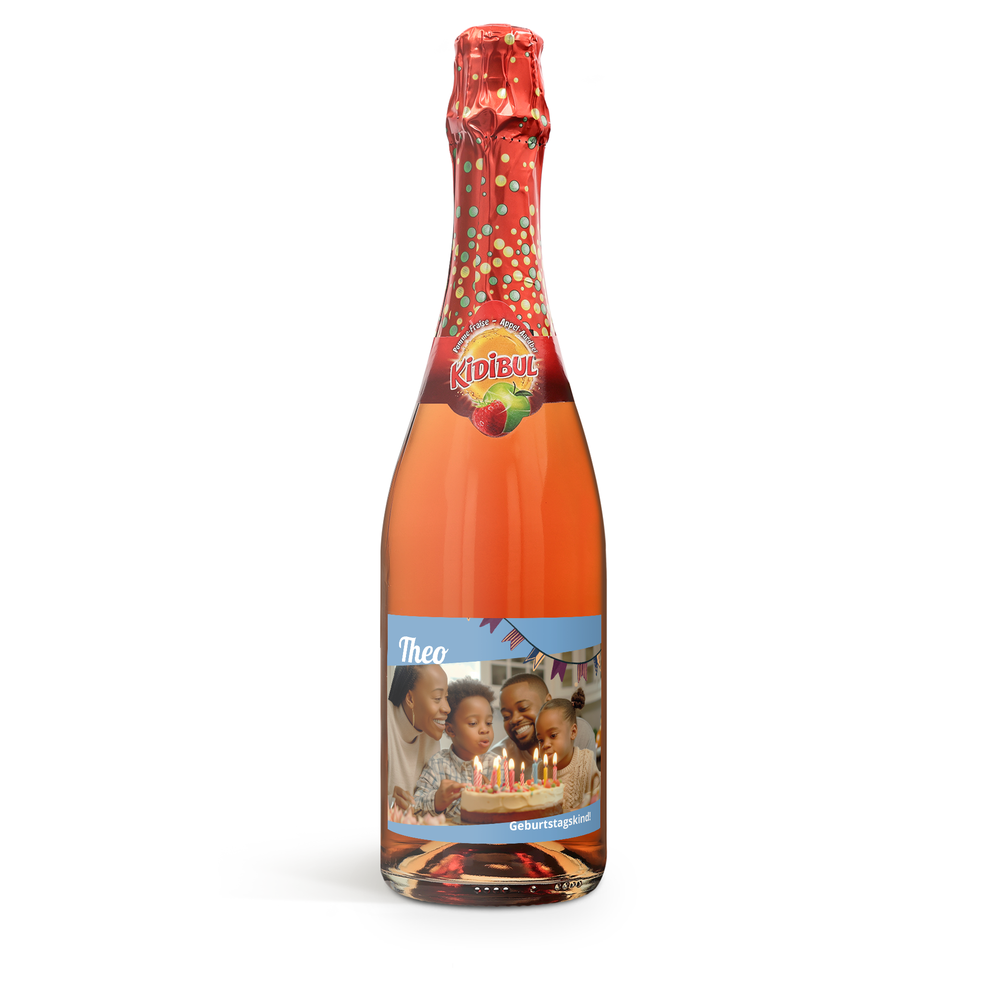 Kindersekt Flasche mit personalisiertem Etikett bedruckt mit einem Familienfoto, dem Namen Theo und dem Text Geburtstagskind