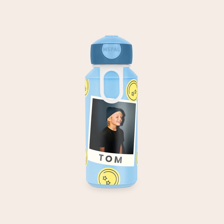 Mepal - garrafa de água personalizada com tampa pop-up Garrafa de água Mepal azul personalizada com foto de um menino sorrindo e o nome Tom impresso