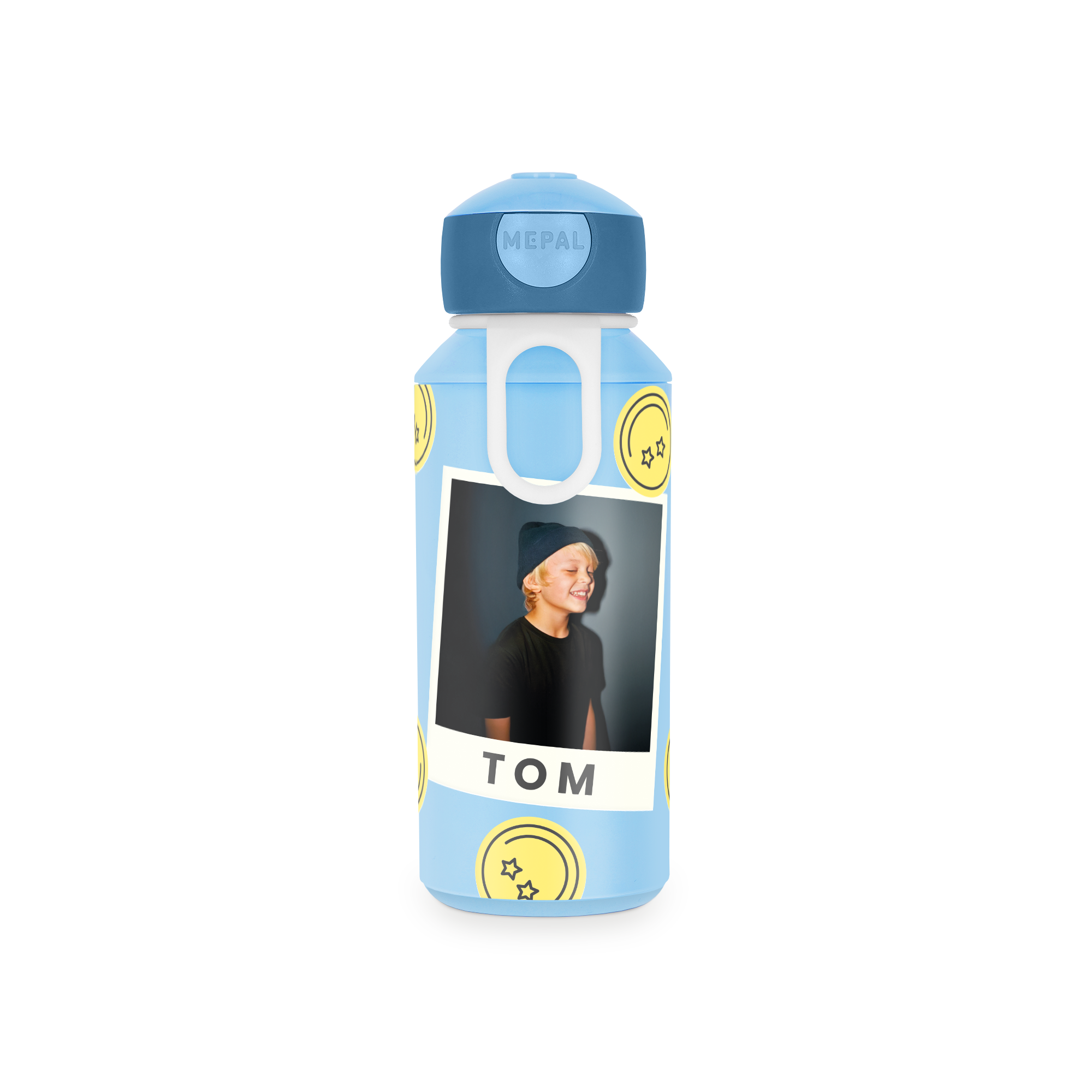 Blaue Mepal Trinkflasche mit aufgedrucktem Foto von lachendem Kind und dem Namen TOM.