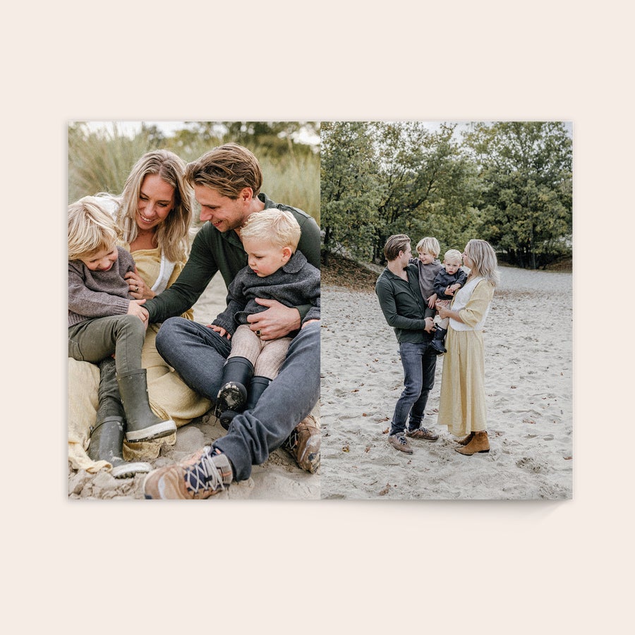 Foto en madera Impresión en madera con una foto familiar personalizada, mostrando a padres con sus dos hijos, sentados y de pie en la arena.