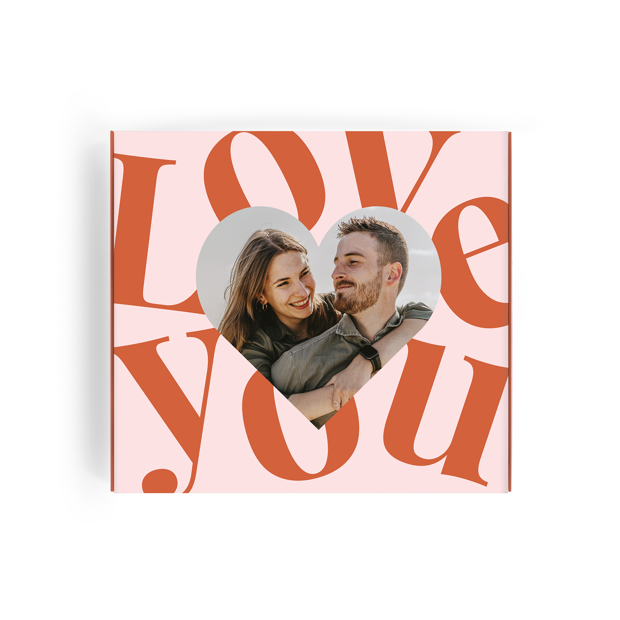 Personalisierte Milka-Geschenkbox mit Ihrem Foto im Herzrahmen und dem Text "Love You" in Koralle, überlagert auf Hellrosa, um deinen Liebsten mit einem personalisierten Milka-Geschenkbox mit deinem Design zu überraschen.