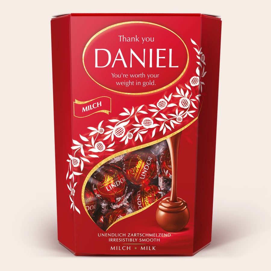 Caja de regalo de chocolate Lindt Caja de regalo de chocolate Lindt personalizada roja con el nombre DANIEL impreso y trufas Lindor.