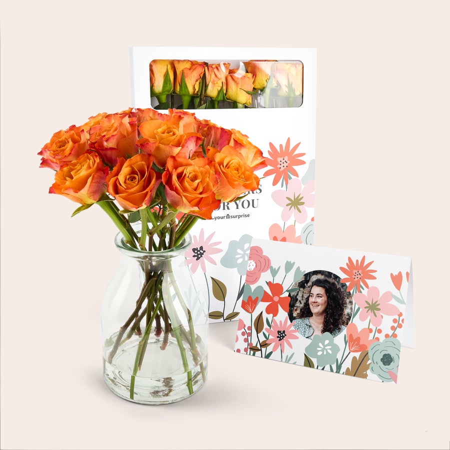 Briefkastenrosen Orangefarbene Briefkastenblumen in Glasvase mit personalisierter Fotokarte