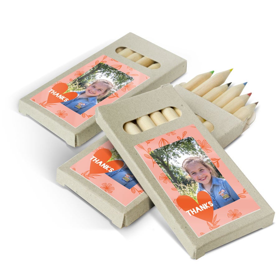 Personalizované mini sady pastelek s fotkou usměvavé dívky a nápisem THANKS, perfektní mini dárek jako poděkování za účast hosty.