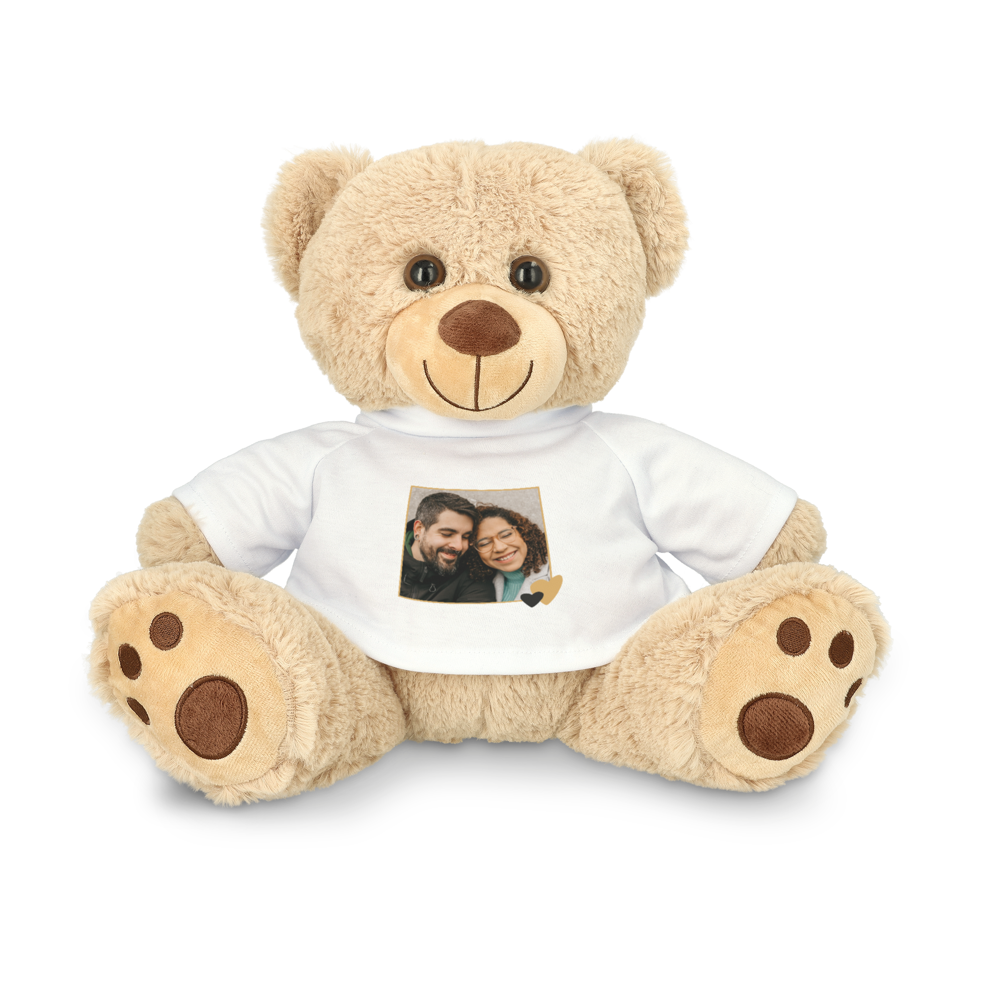 Dieses süße Kuscheltier, ein brauner Plüschbär, trägt ein weißes T-Shirt, das mit einem Foto eines Paares und zwei kleinen Herzen bedruckt ist.