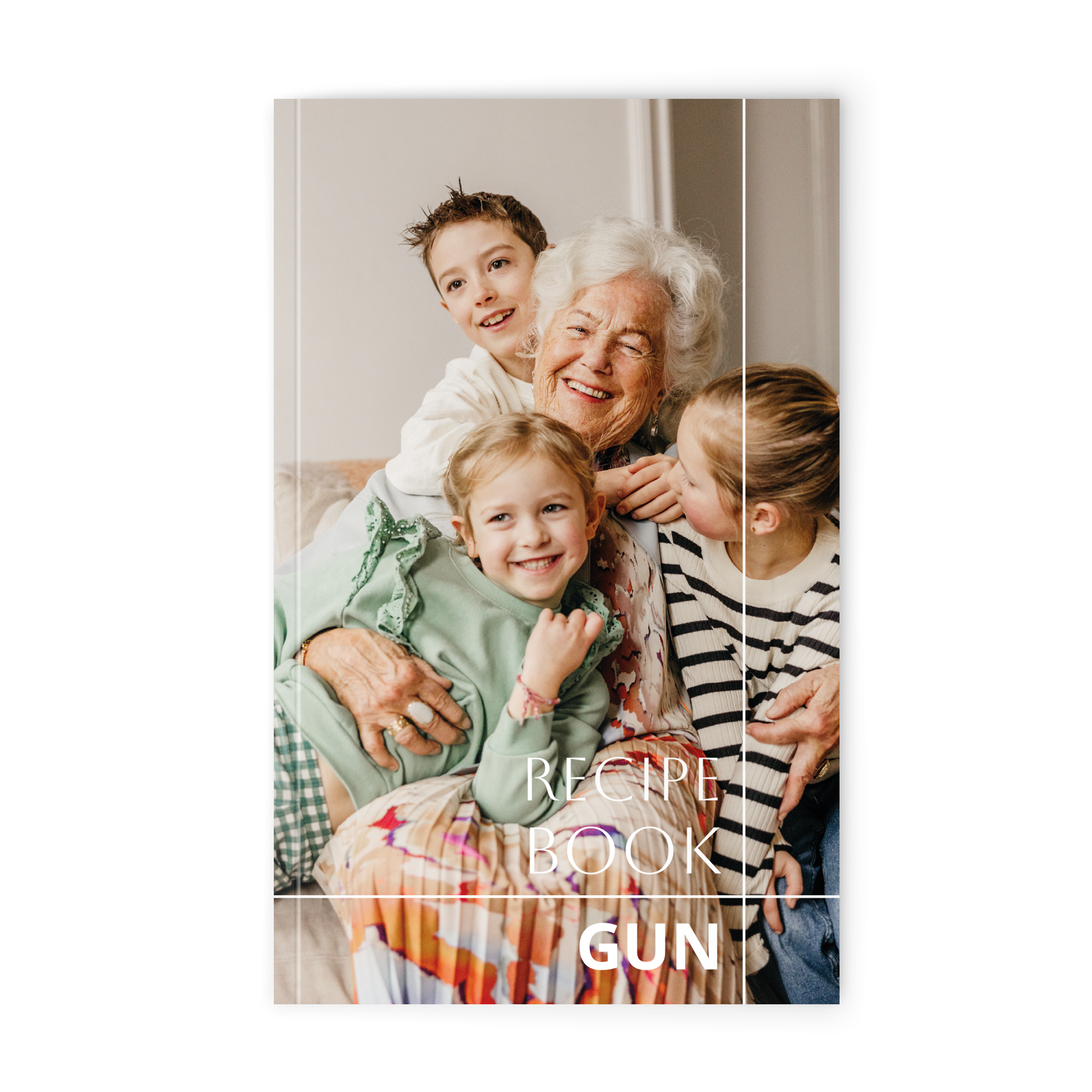 Personlig anteckningsbok med tryckt familjefoto och texten Recipe Book Gun framtill