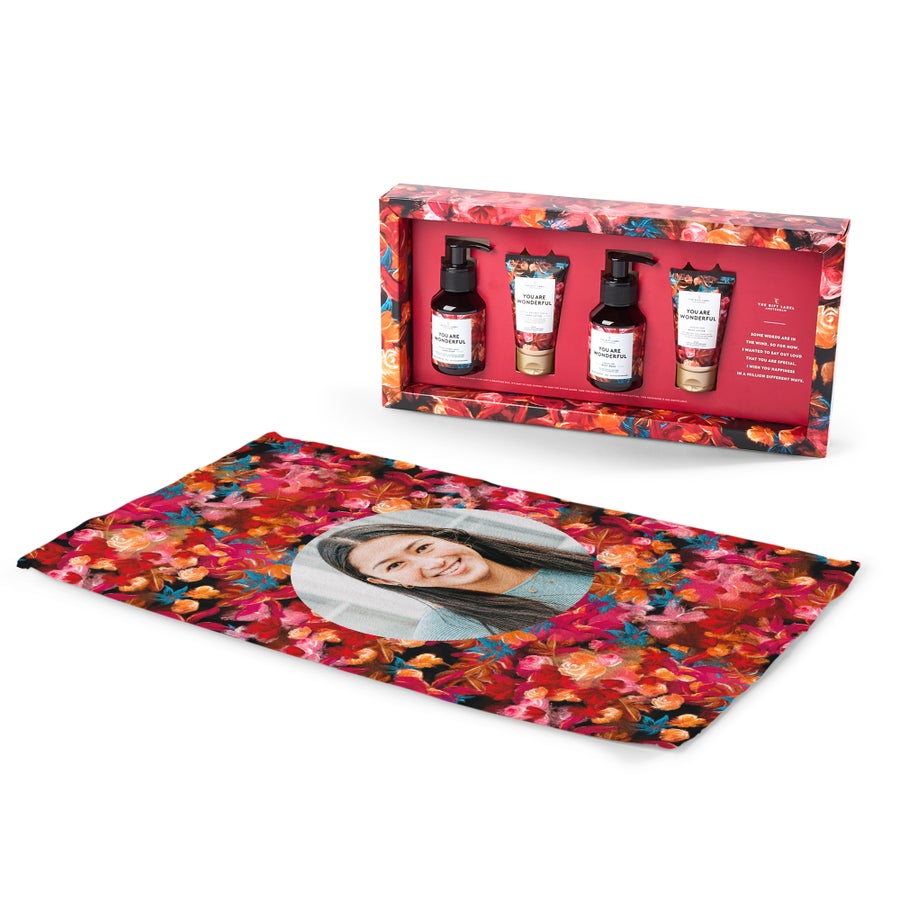 Estuche de cuidado personal con toalla personalizada - The Gift Label Estuche de cuidado personal con toalla personalizada - The Gift Label