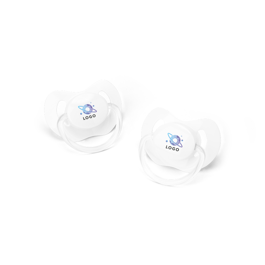 Zwei weiße personalisierte Schnuller mit Namen, bedruckt mit einem individuellen Logo, in einem Set für Babys.