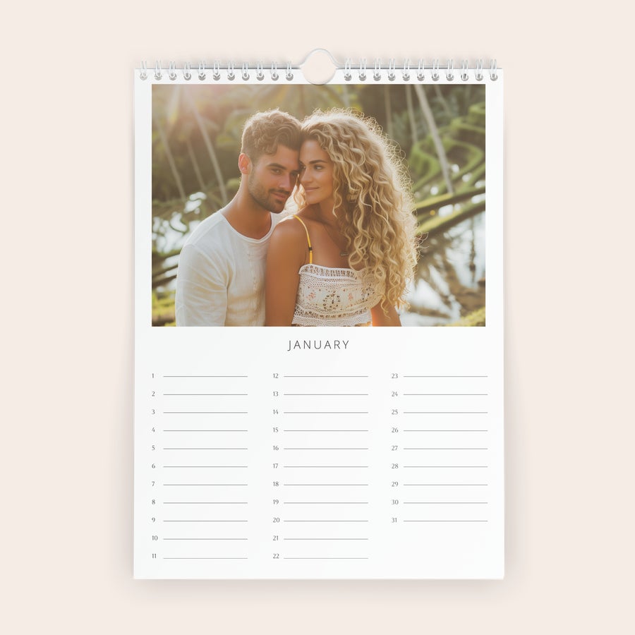Fotokalender Personlig evighedskalender til væggen med billede af et par og ordet JANUARY, lav din egen unikke kalender.