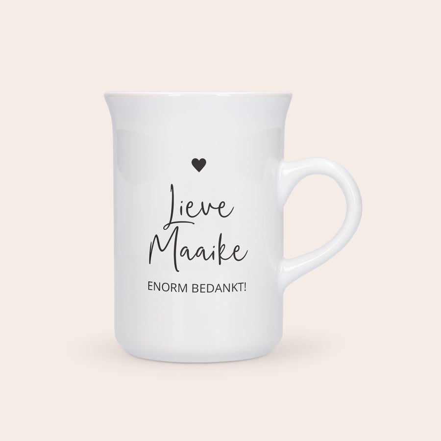 Thee mok Witte kelkvormige mok bedrukt met zwarte tekst Lieve Maaike enorm bedankt en een hartje