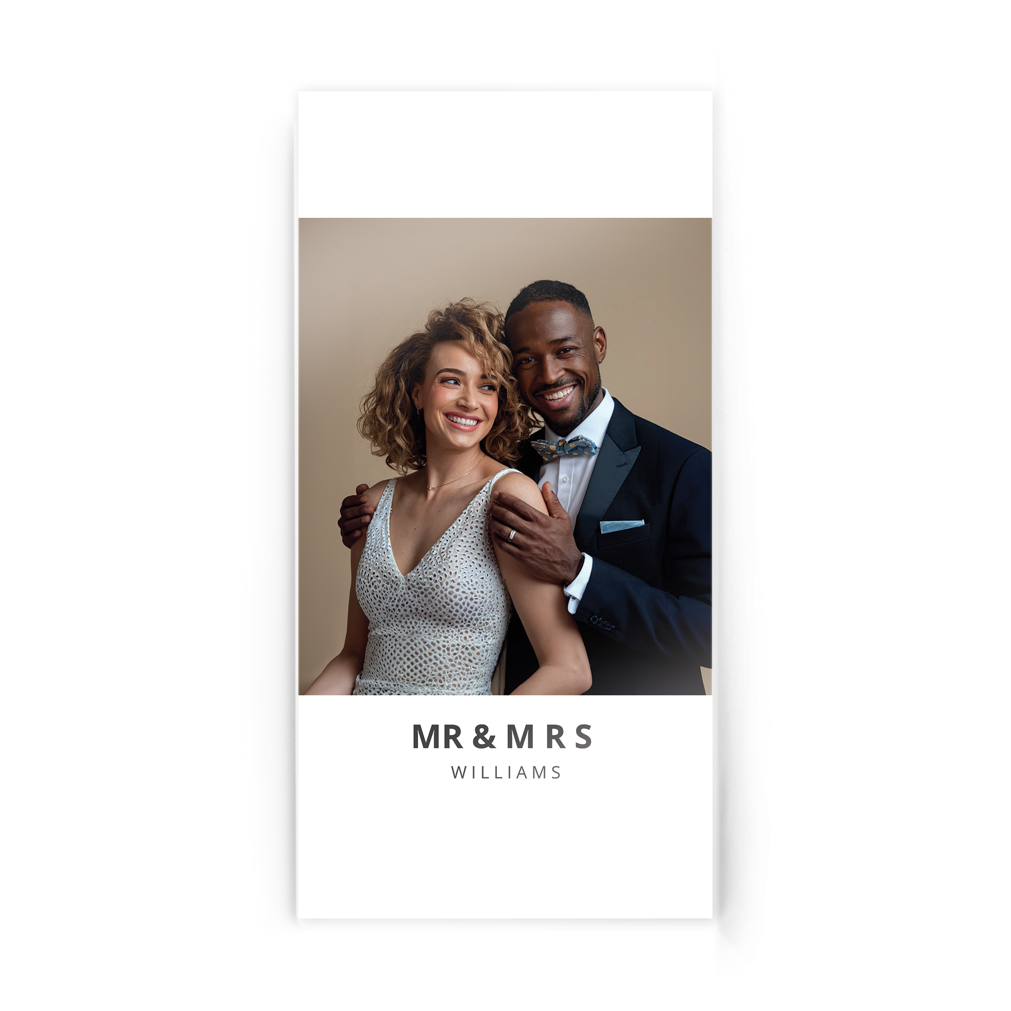 Hochformat Acrylglas mit Foto eines lächelnden Hochzeitspaares und "MR & MRS Williams" personalisiert