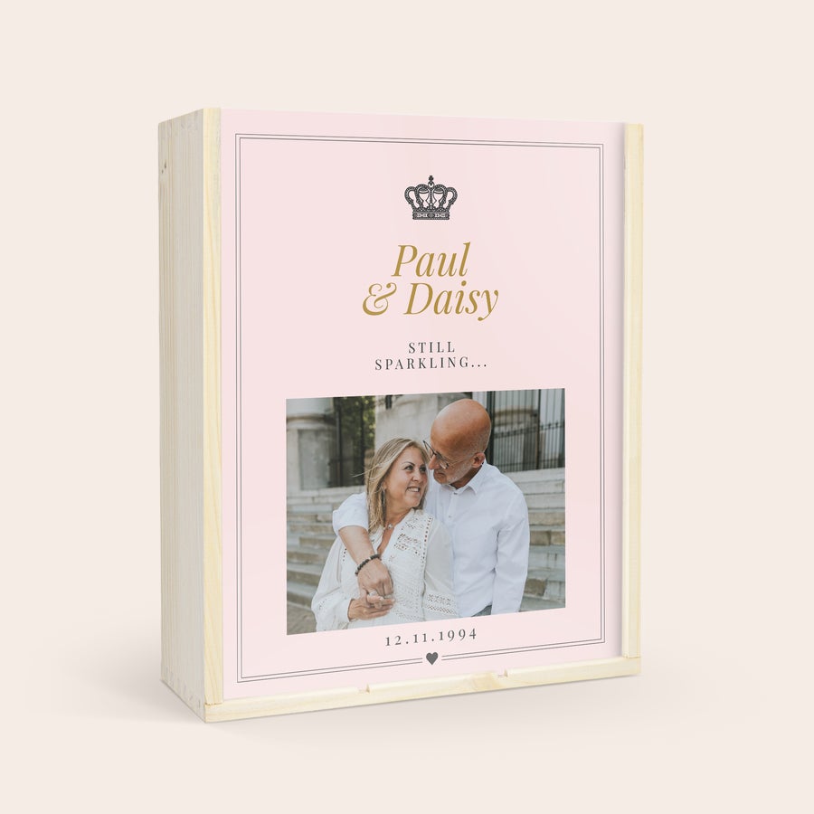 Confezione per Champagne Personalizzata con bicchieri da champagne Confezione regalo in legno chiaro con stampa personalizzata di foto, nomi Paul & Daisy e data 12.11.1994. Conserva la migliore bottiglia di champagne e due bicchieri in questa elegante confezione con stampa.