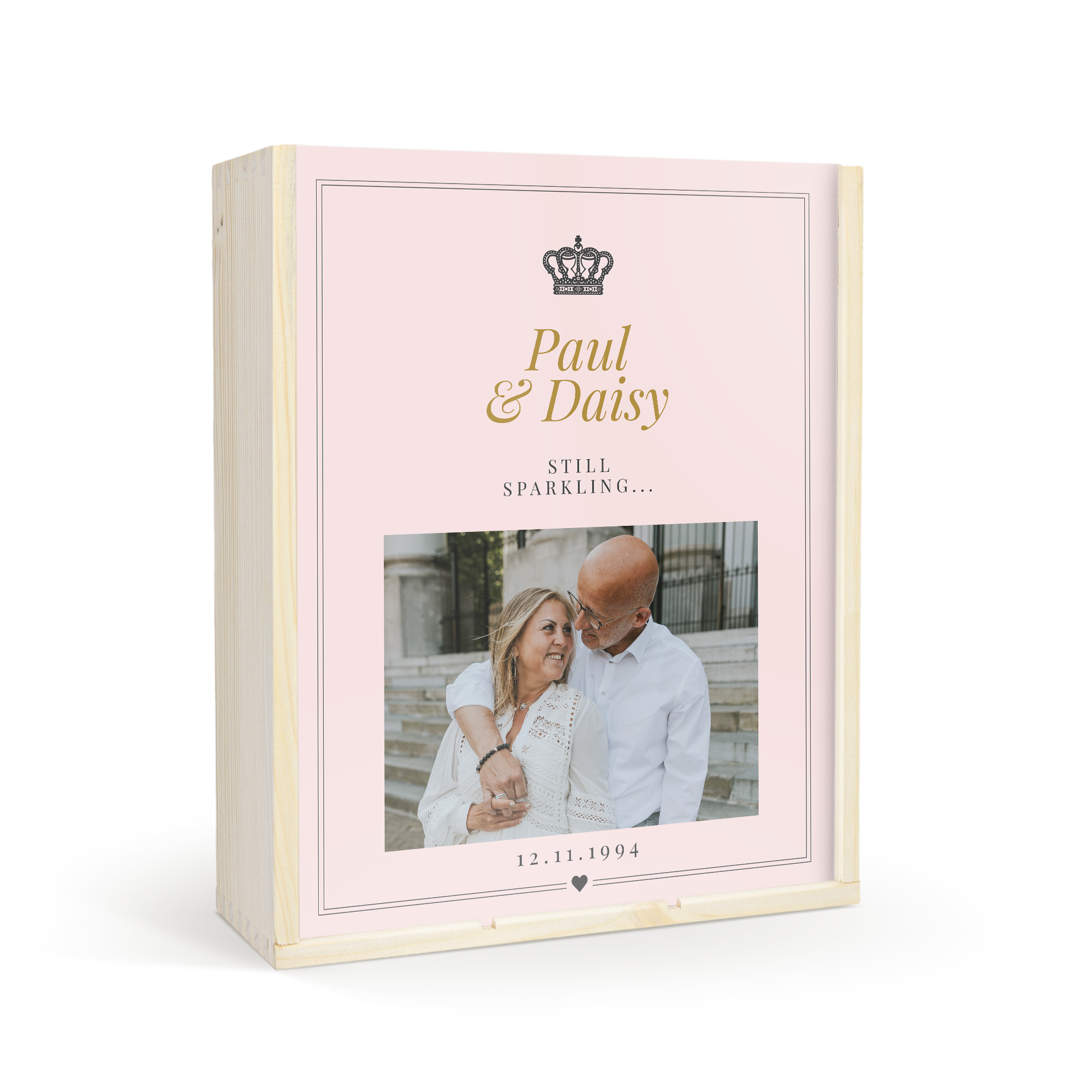Caixa de madeira clara com garrafa de prosecco, personalizada com foto e os nomes Paul & Daisy e a data 12.11.1994