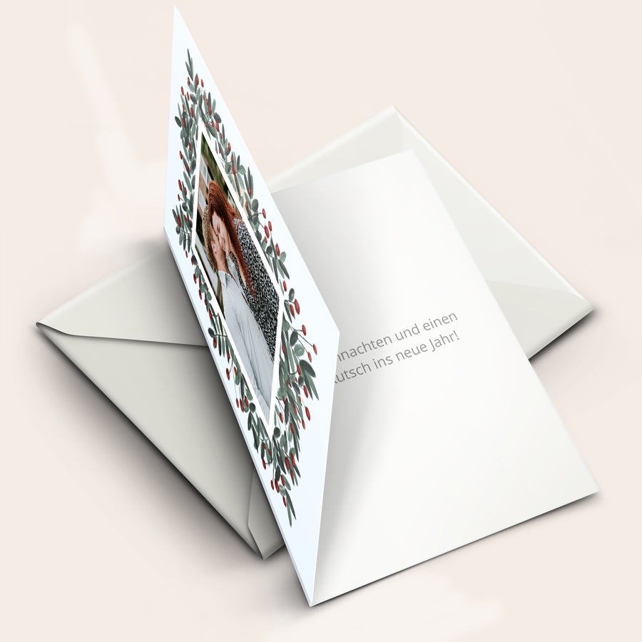 Weihnachtskarten personalisiert Personalisierte Weihnachts-Fotokarte mit winterlichem Beerenkranz und zwei jungen Frauen als Foto, Text innen