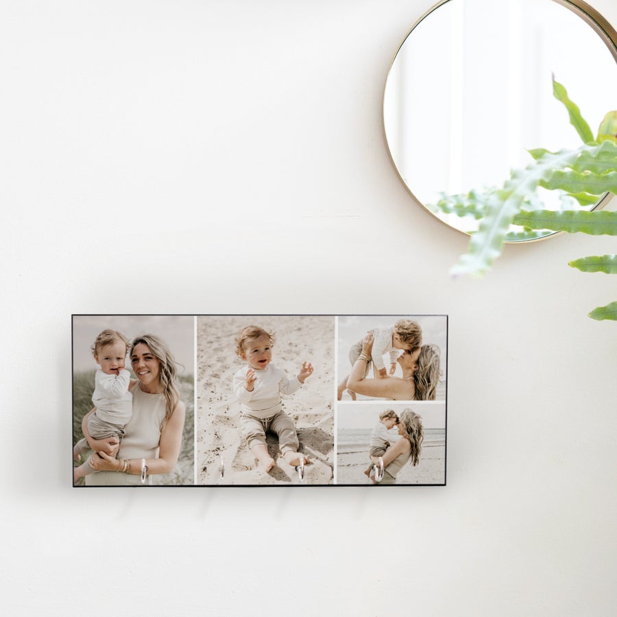 Personlig nøglestativ Sort personlig nøgleholder med foto af en mor og barn på stranden, perfekt til at holde styr på dine nøgler