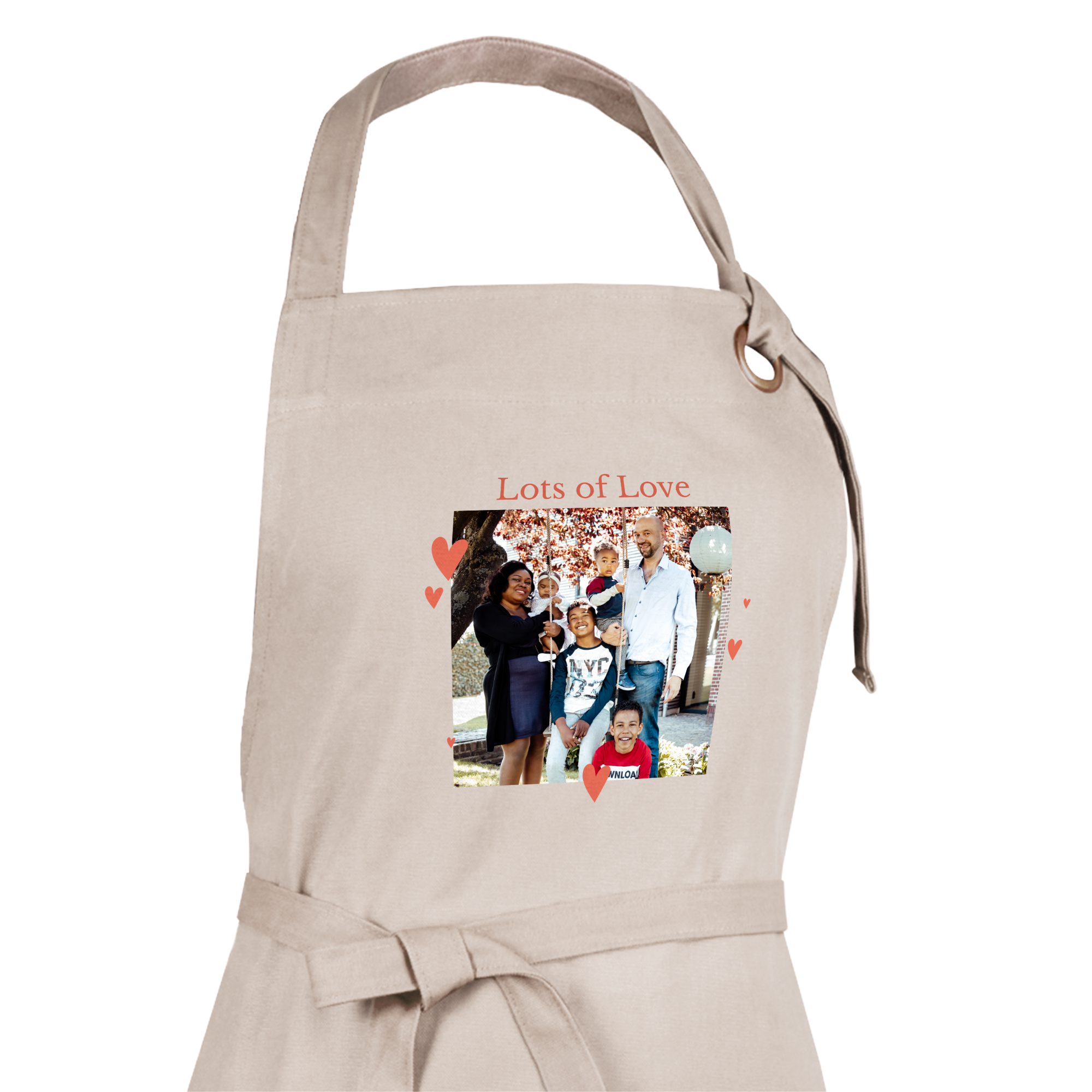 Beige personligt förkläde med tryckt familjefoto och texten Lots of Love, för att överraska nära och kära.
