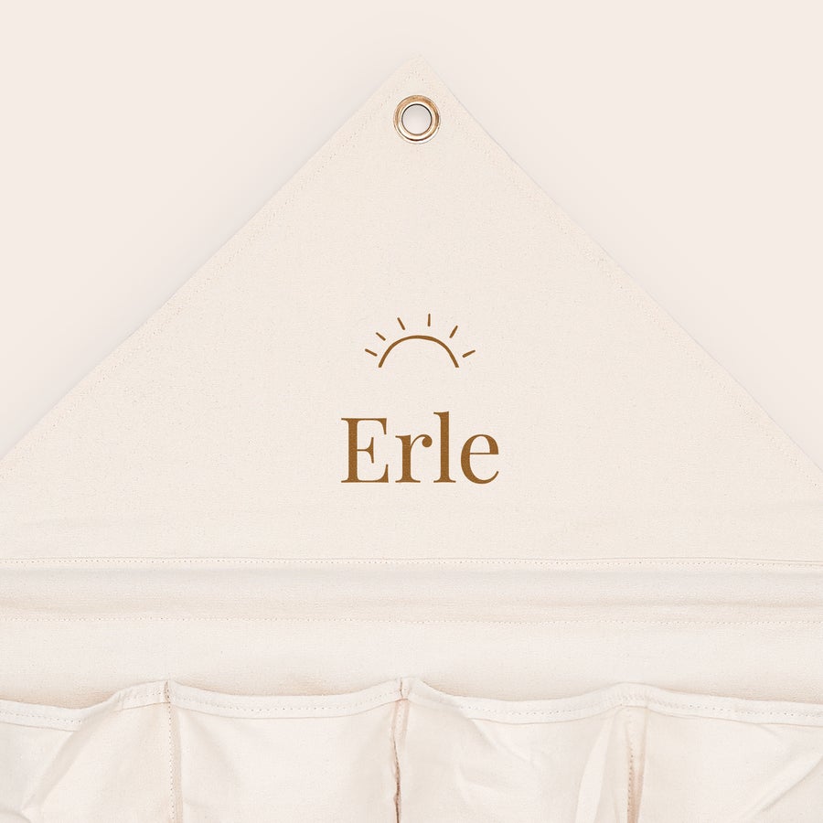 Stofflommeorganisator Personlig stofflommeorganisator med navn "Erle" og solmotiv, trykt på beige tøy.