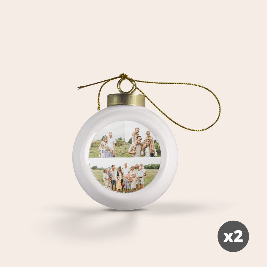 Keramieken kerstbal bedrukken (2 stuks) Witte keramieken kerstbal met een gouden kroontje, bedrukt met twee familiefoto's. Een unieke keramieken kerstbal met foto is een pronkstuk.