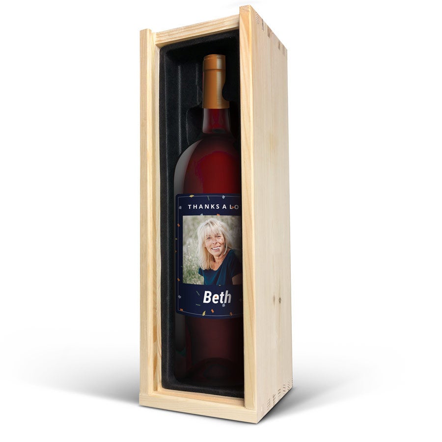 Fľaša vína Salentein Malbec s personalizovaným štítkom s fotkou a menom Beth v drevenom puzdre