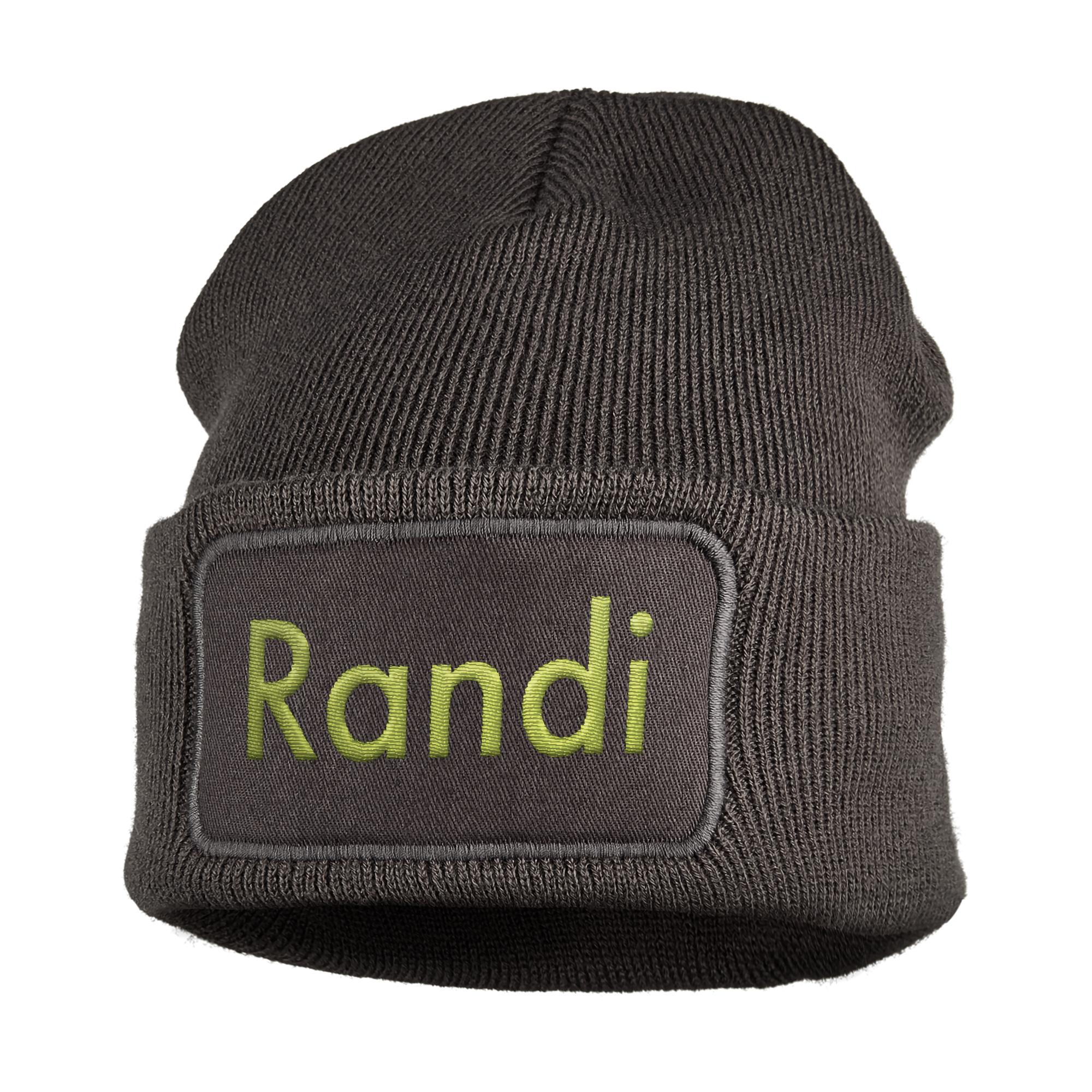 Grå beanie med brett og brodert grønt navn Randi for å holde de små ørene hyggelige og varme.
