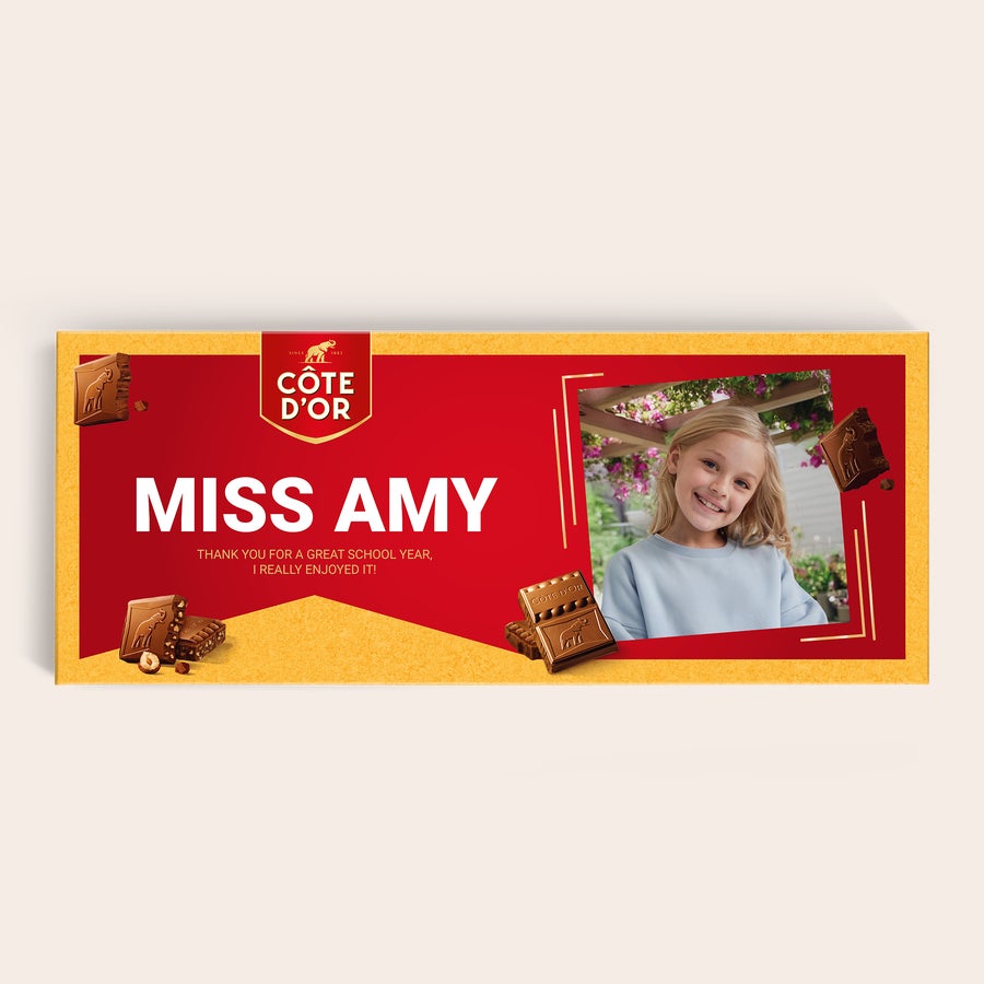 Chocolate Côte d'Or - Barra Gigante com nome Esta barra de chocolate gigante personalizada da Côte d'Or tem uma foto impressa de uma menina loira sorrindo e o nome